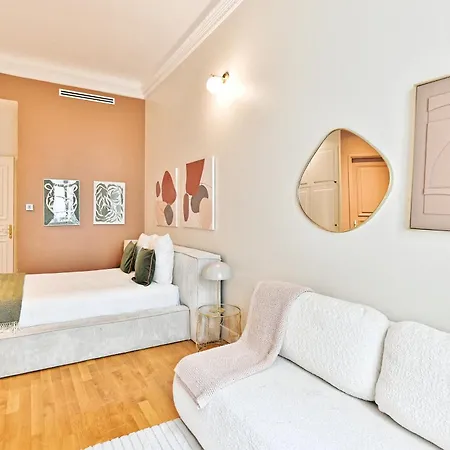 Moderne Et Climatise - Arc De Triomphe * Paris