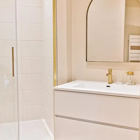 Moderne Et Climatise - Arc De Triomphe * Paris