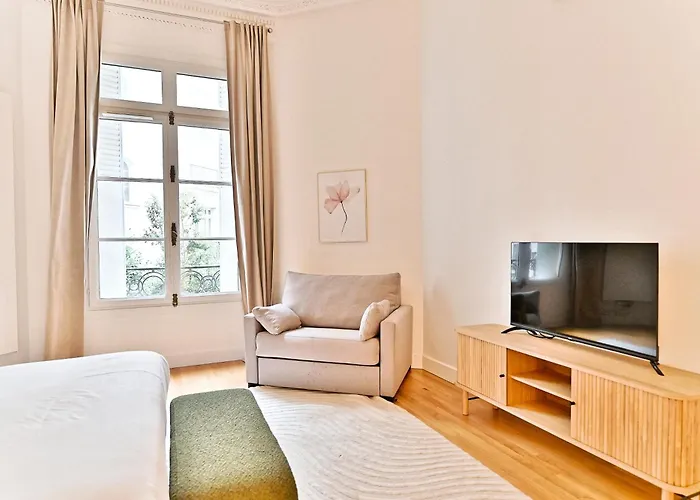 Moderne Et Climatise - Arc De Triomphe Daire